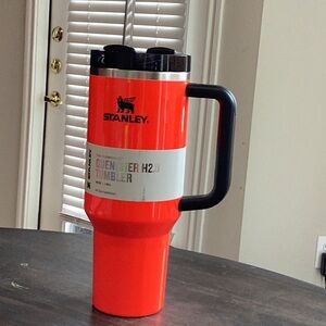 Stanley The Flowstate Quencher H2.0 Tumbler in Neon Orange NWT